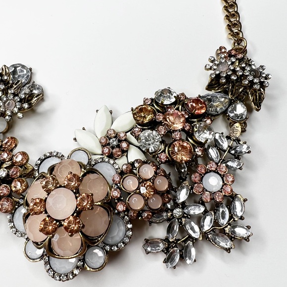 Antique Gold Tone Chunky Pink & White Crystal Flower Statement Necklace - Picture 3 of 7